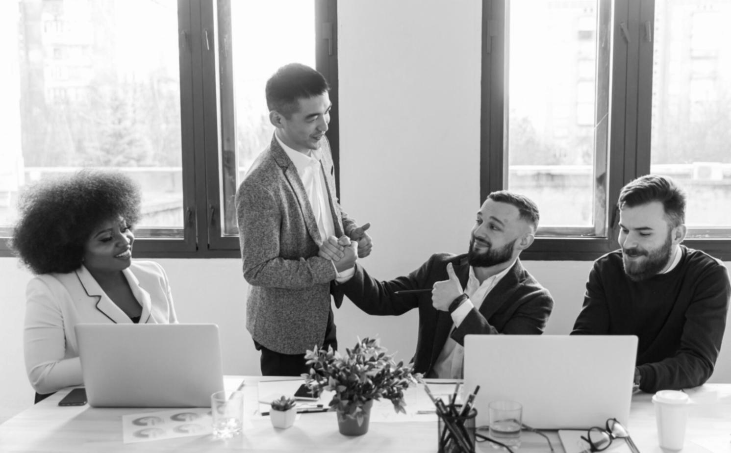 Équipe halveriqos travaillant sur des analyses financières à Nice