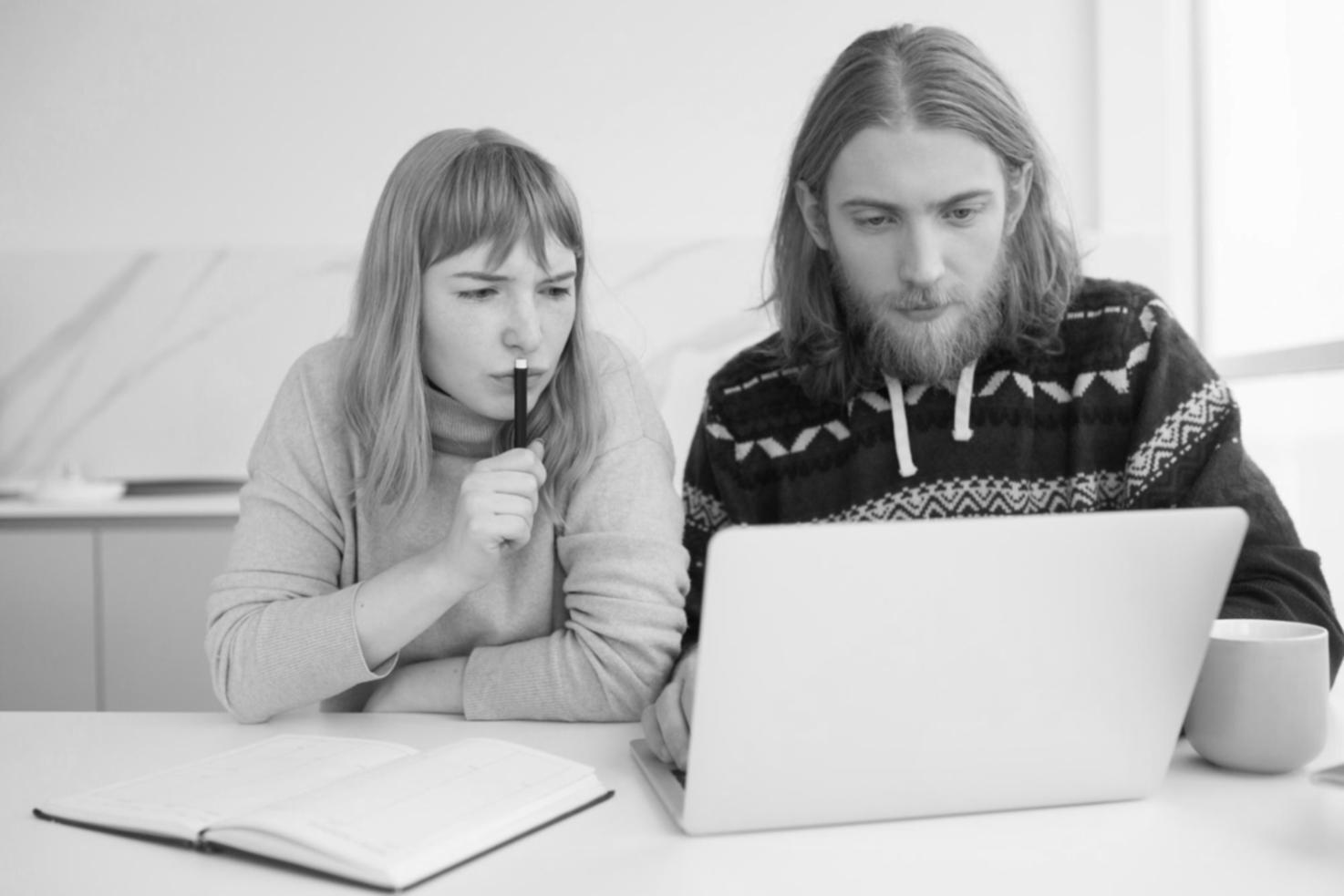 Groupe d'apprenants travaillant ensemble sur des exercices budgétaires